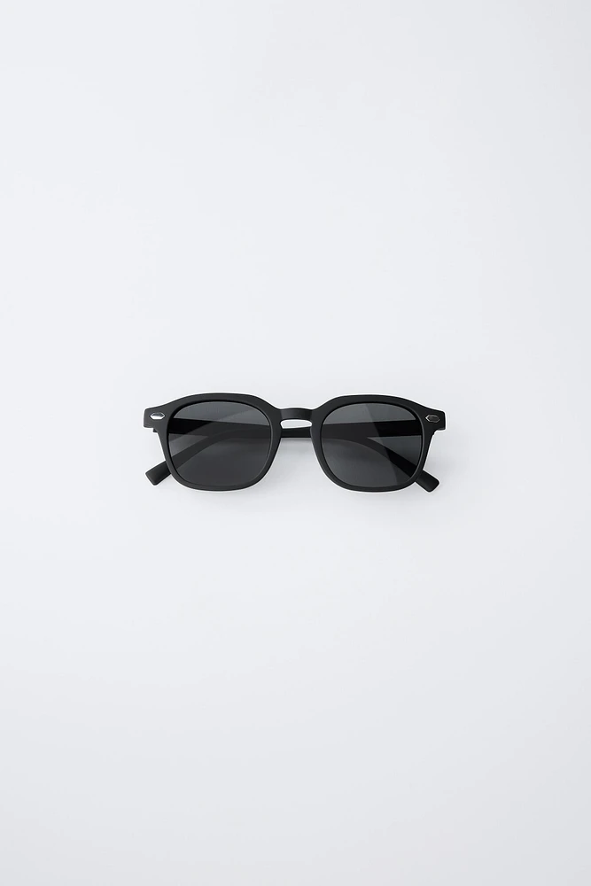 SUNGLASSES WITH RUBBERIZED FINISH