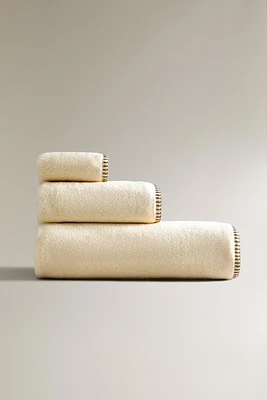 SERVIETTE DE BAIN SURPIQÛRE CONTRASTANTE