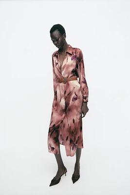 ROBE MI-LONGUE SATINÉE IMPRIMÉE AVEC CEINTURE