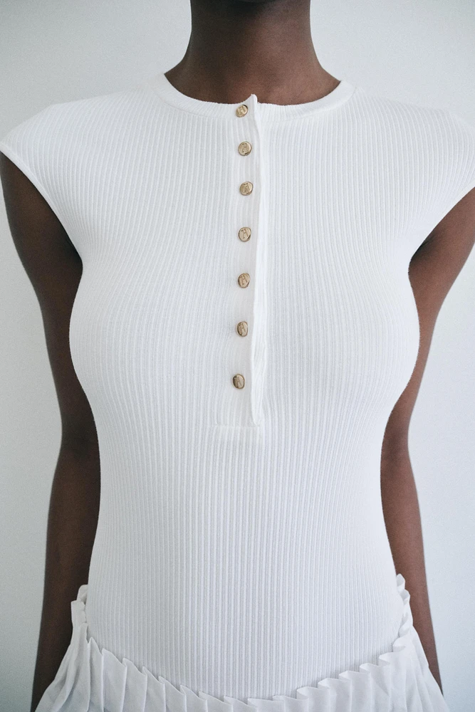 BODY CÔTELÉ À BOUTONS