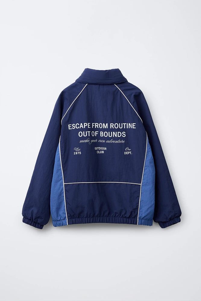 WATER REPELLENT TEXT PRINT HOODED RAINCOAT
