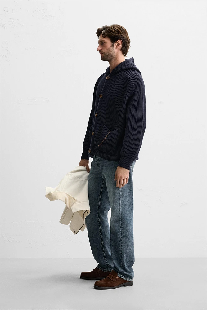 GILET EN MAILLE PERLÉE AVEC CAPUCHE