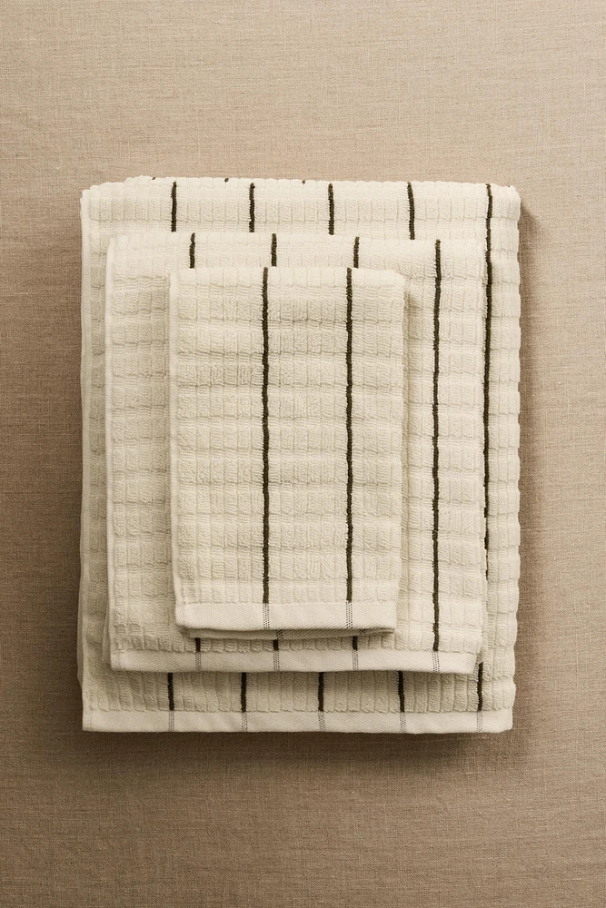 STRIPED TEXTURED BATH TOWEL