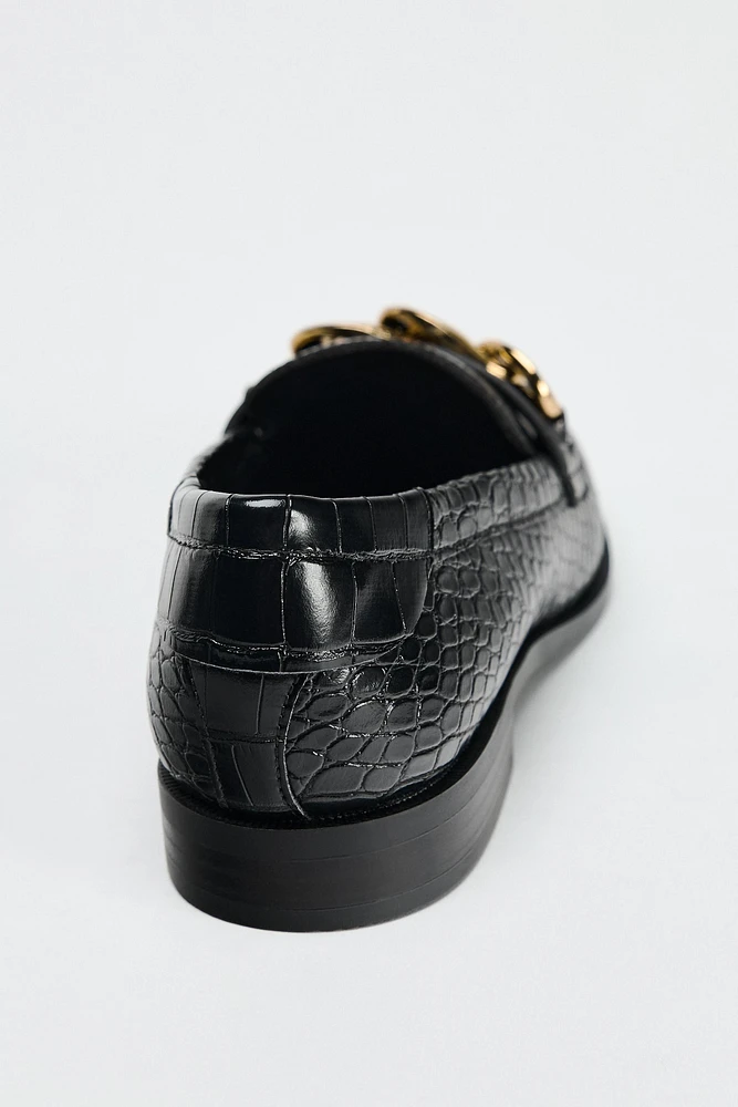 MOCASSINS À RELIEF AVEC CHAÎNE