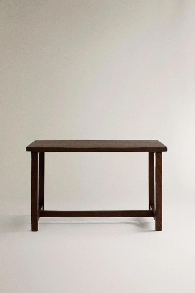 TABLE WITH AN AGED FINISH