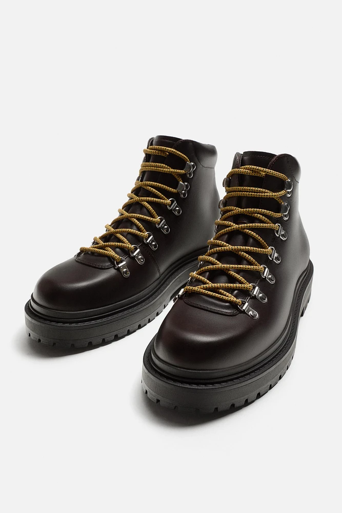 BOTTES EN CUIR À LACETS