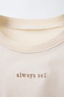 T-SHIRT À INSCRIPTION BRODÉE