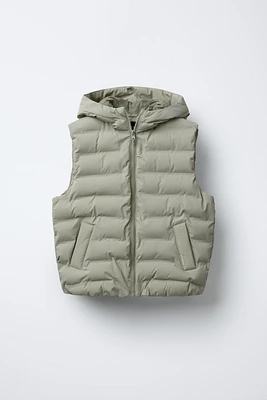 GILET SANS MANCHES MATELASSÉ À CAPUCHE