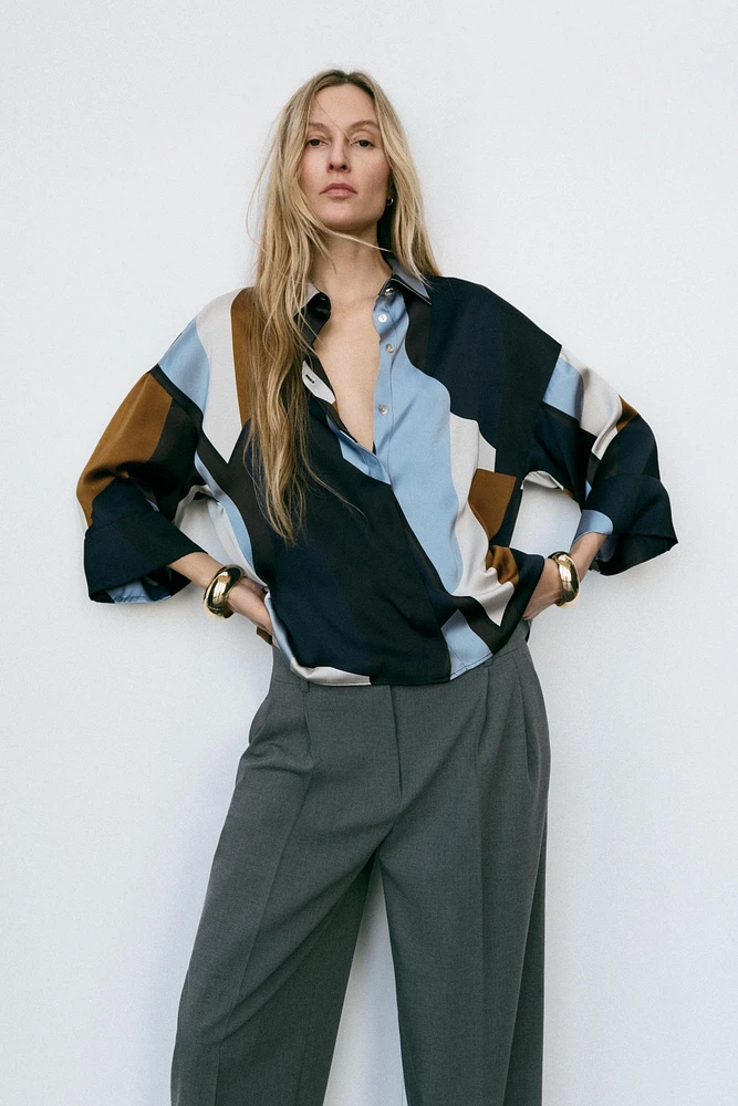 CHEMISE IMPRIMÉE ET SATINÉE