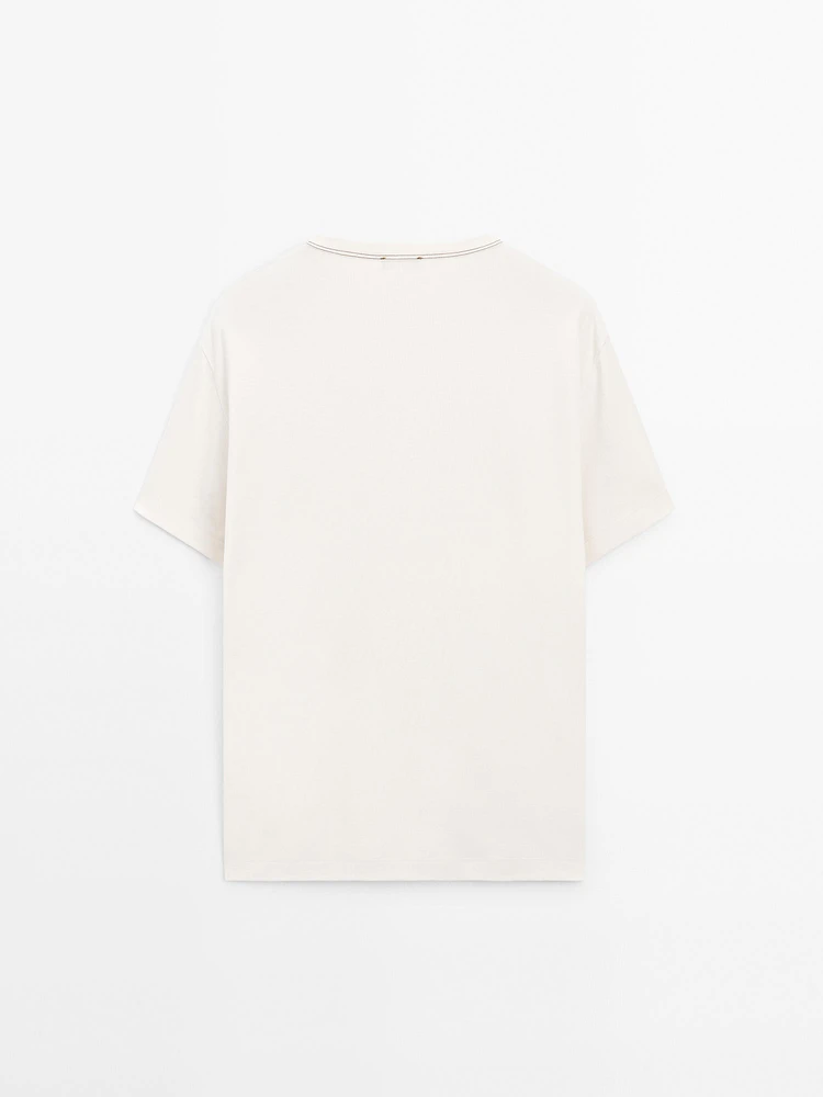 Short-sleeve T-shirt with contrast topstitching