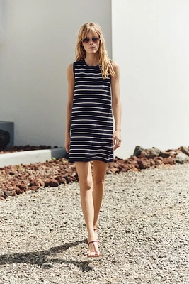 ROBE COURTE EN MAILLE À RAYURES