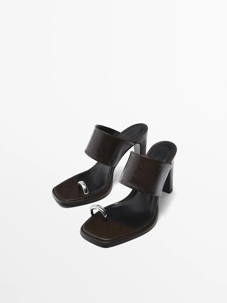 Sandales à talon avec bague