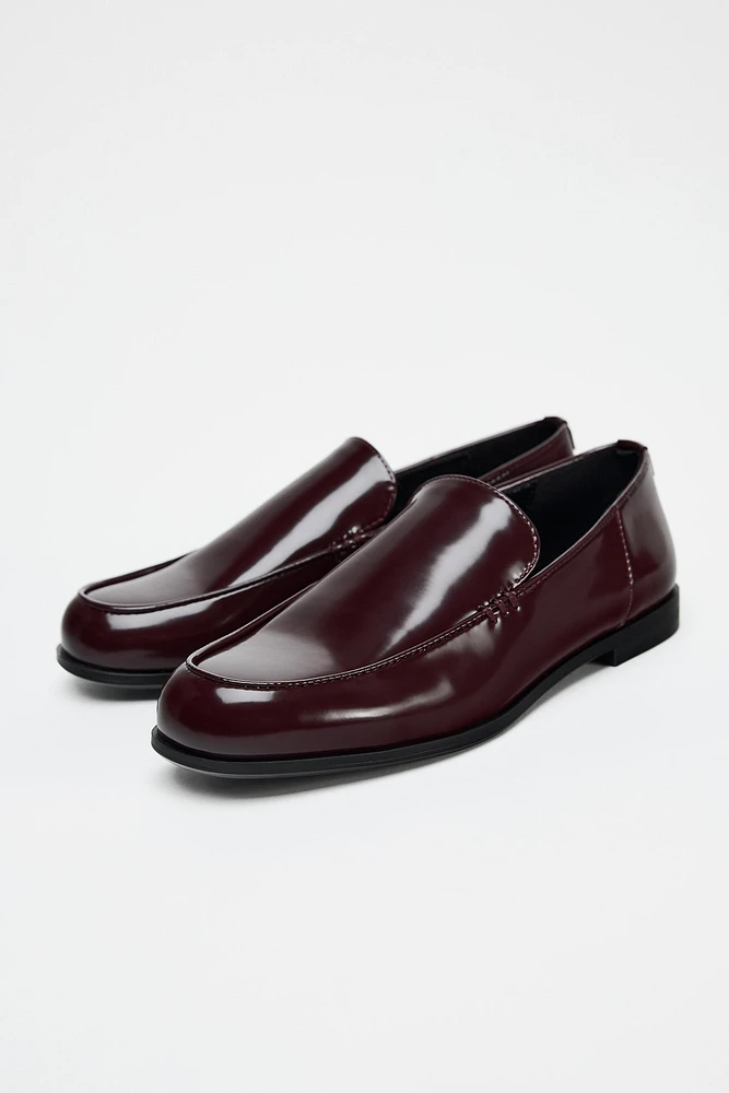 MOCASSINS À HOUPPE RELEVÉE