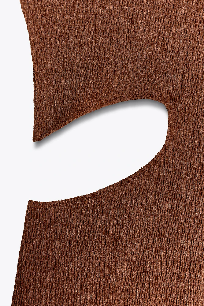 ROBE LONGUE À TEXTURE ET DÉTAIL AJOURÉ