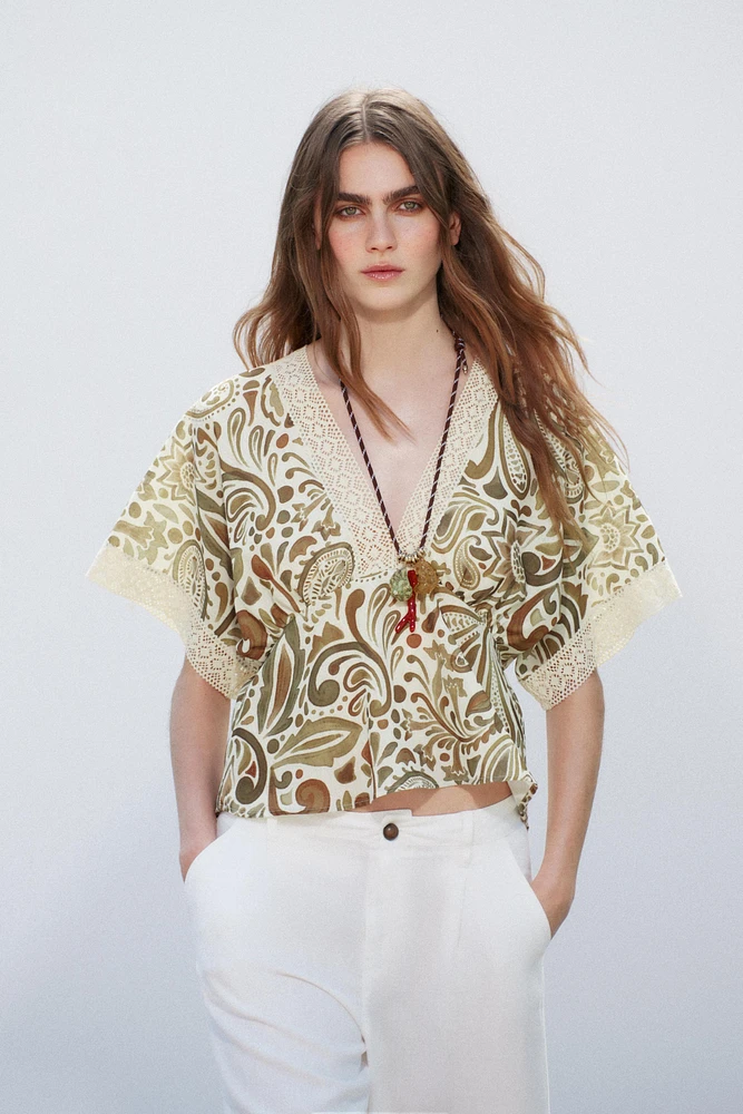 TOP IMPRIMÉ AVEC FINITIONS EN CROCHET