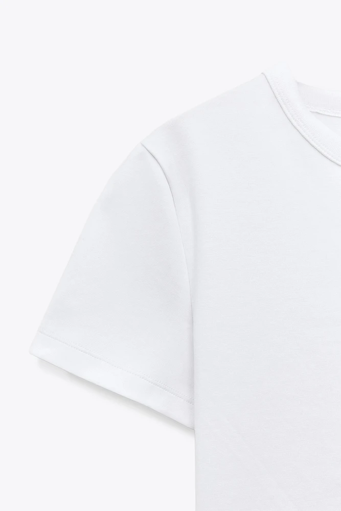 T-SHIRT EN MAILLE SURJET À MANCHES COURTES
