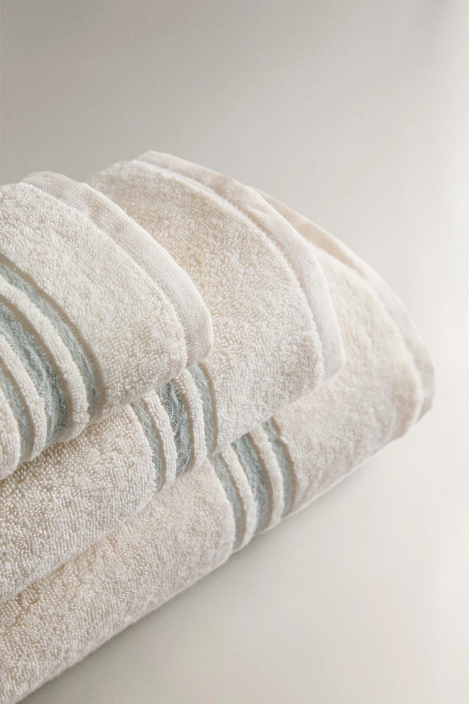BATH TOWEL WITH COLORED BORDER