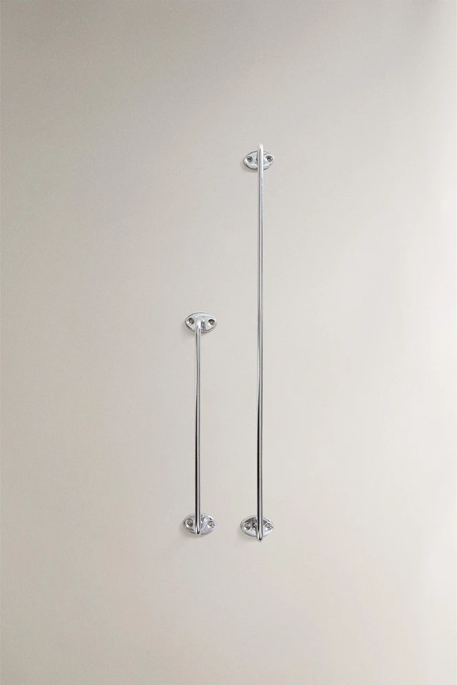 SILVER METAL TOWEL RACK