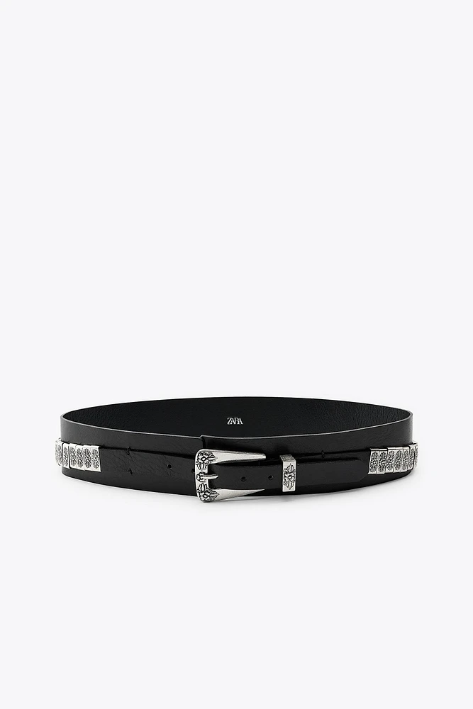 CEINTURE EN CUIR AVEC PIÈCES MÉTALLIQUES