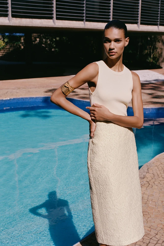 SLEEVELESS TOP