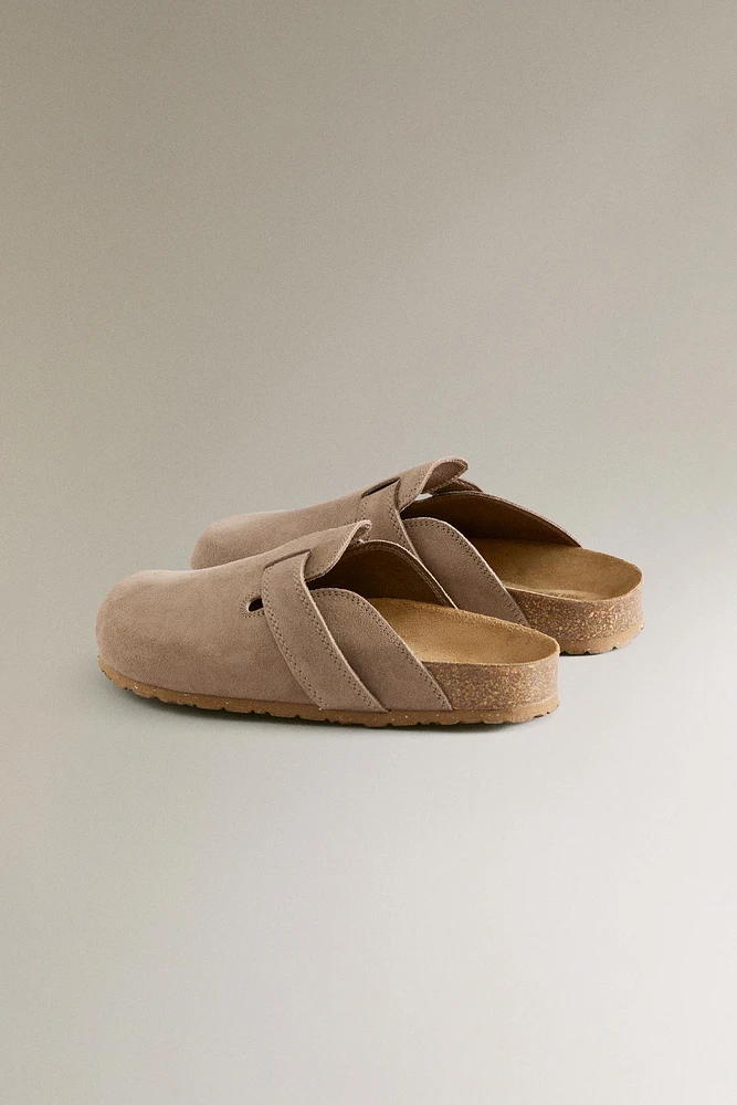 LEATHER CLOGS WITH STRAP