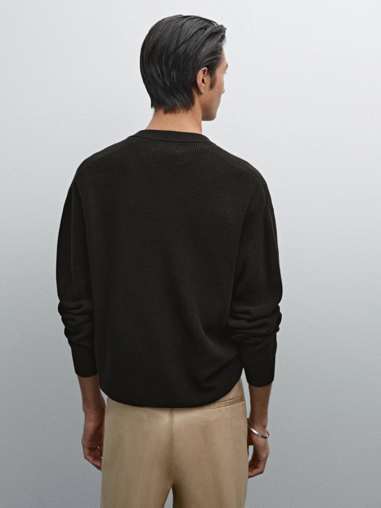 Cotton knit sweater with buttoned neck