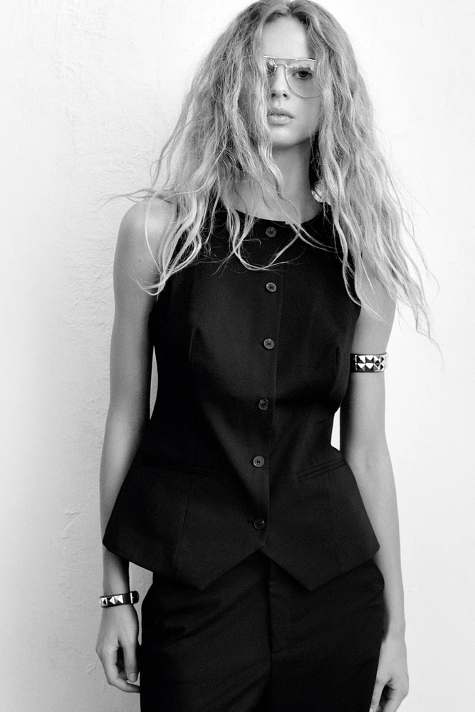 FITTED VEST