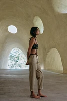 PANTALON CHINO AVEC CEINTURE TRESSÉE