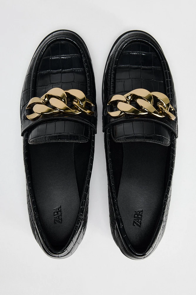 MOCASSINS À RELIEF AVEC CHAÎNE