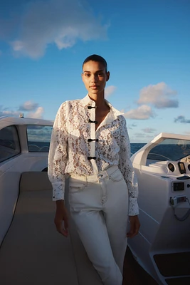 CHEMISE EN DENTELLE AVEC LACETS