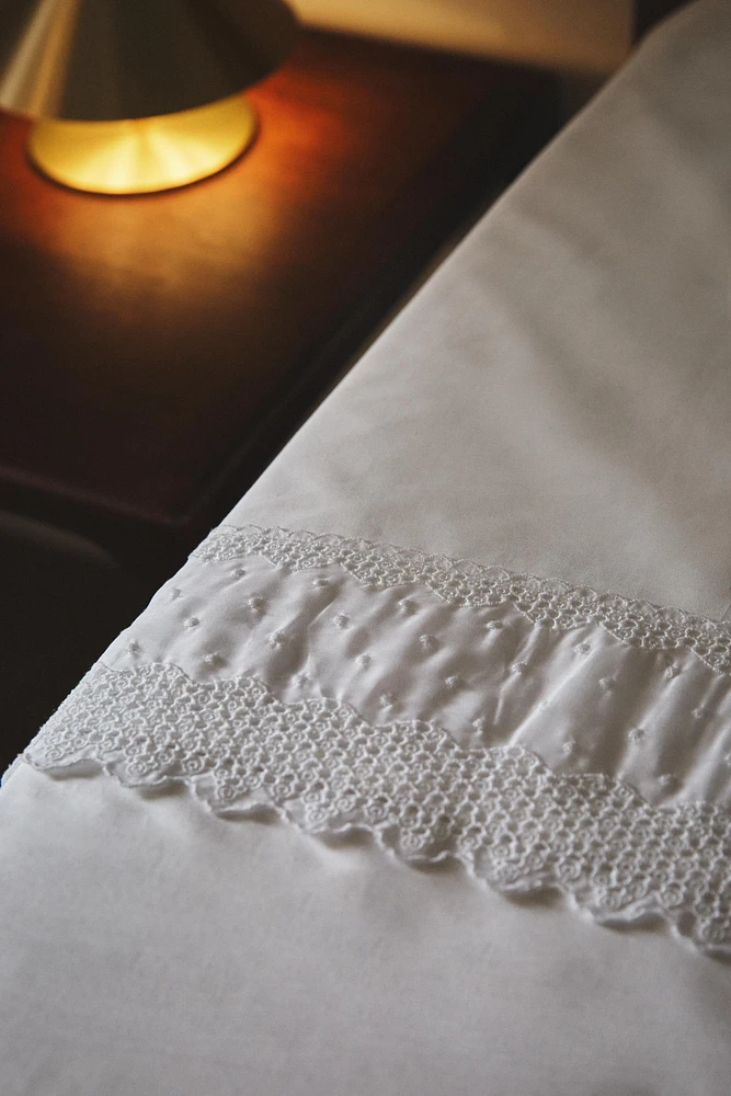 DRAP PLAT BRODÉ
