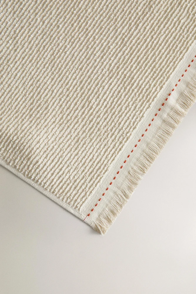 TEXTURED COTTON BATH TOWEL