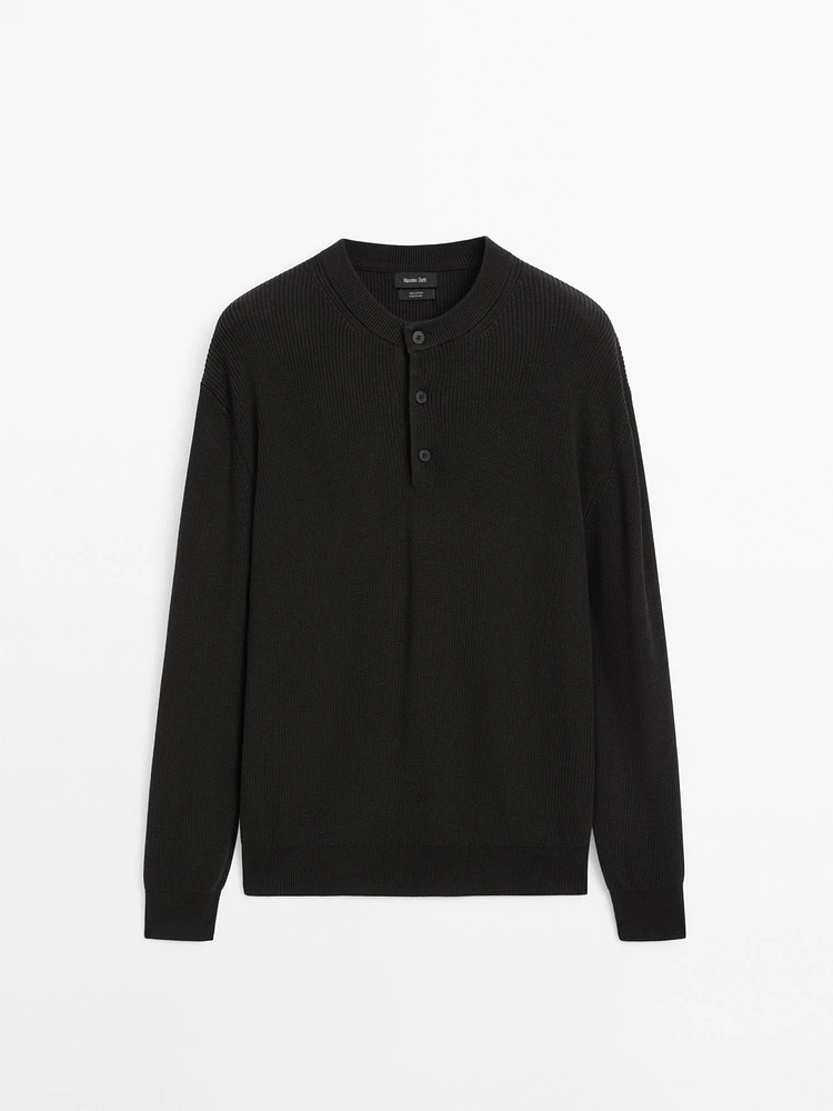Cotton knit sweater with buttoned neck