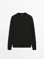 Cotton knit sweater with buttoned neck