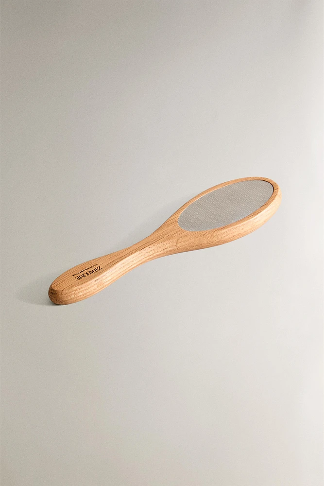 LEGS EXFOLIATING WITH WOODEN HANDLE
