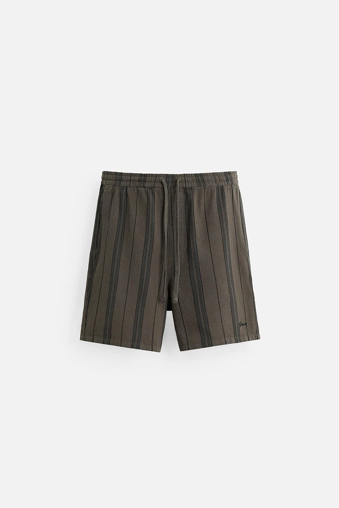 TEXTURED EMBROIDERED SHORTS