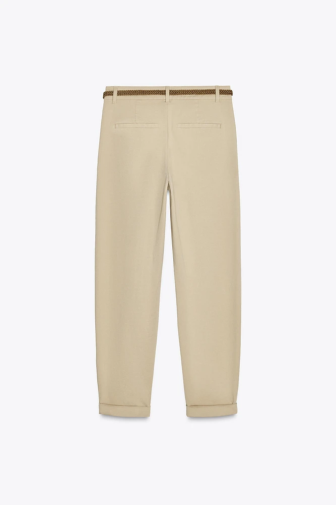 PANTALON CHINO AVEC CEINTURE TRESSÉE