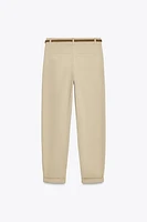 PANTALON CHINO AVEC CEINTURE TRESSÉE
