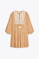 ROBE COURTE BRODÉE SUR LA POITRINE