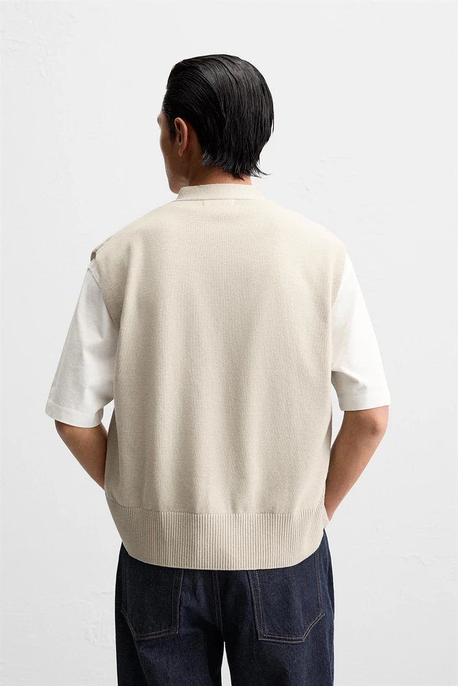 GILET EN MAILLE AVEC RUBAN