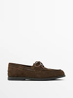 Chaussures bateau en croûte de cuir avec broderie