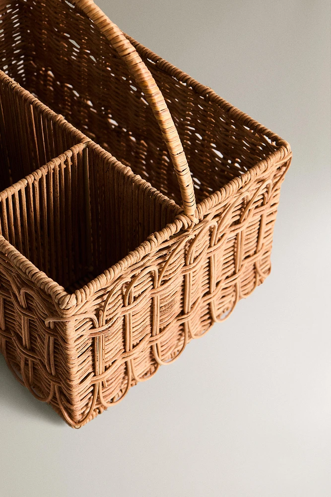 PICNIC HAMPER WITH A RATTAN HANDLE