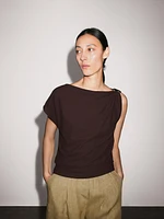 Top encolure drapée avec broche