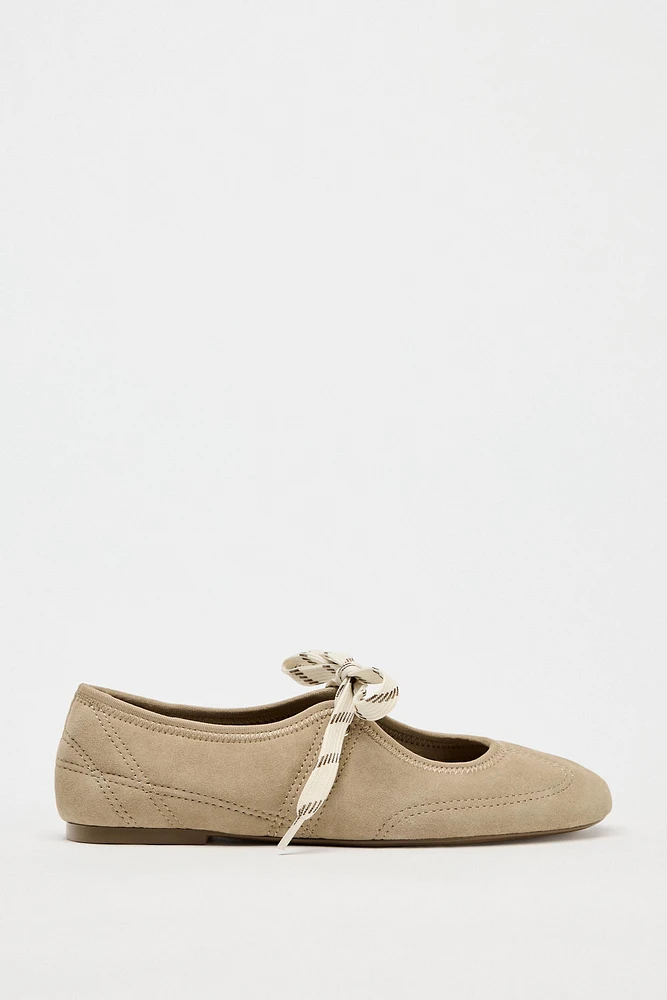 BALLERINES À LACETS EN CROÛTE DE CUIR