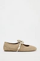 BALLERINES À LACETS EN CROÛTE DE CUIR