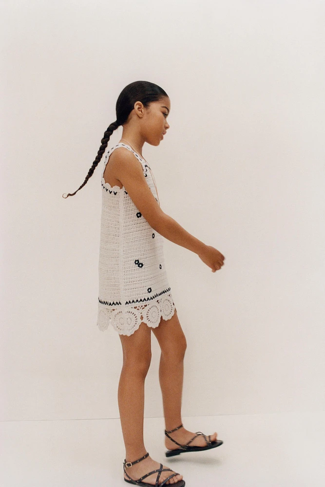 ROBE EN MAILLE À FLEURS