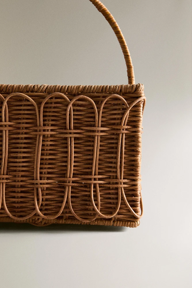 PICNIC HAMPER WITH A RATTAN HANDLE