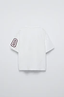 T-SHIRT VARSITY SATINÉ