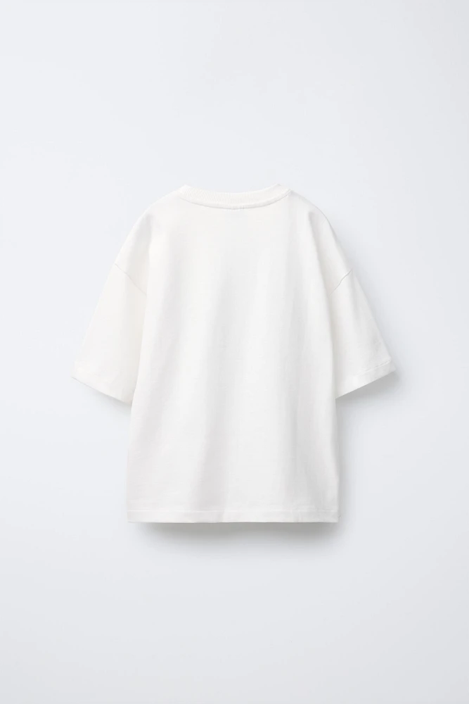 T-SHIRT À INSCRIPTION IMPRIMÉE EN RELIEF