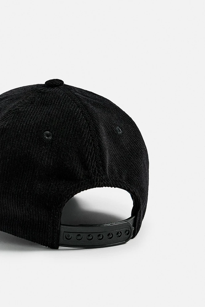 CASQUETTE EN VELOURS CÔTELÉ AVEC PIÈCE DRAG RACING